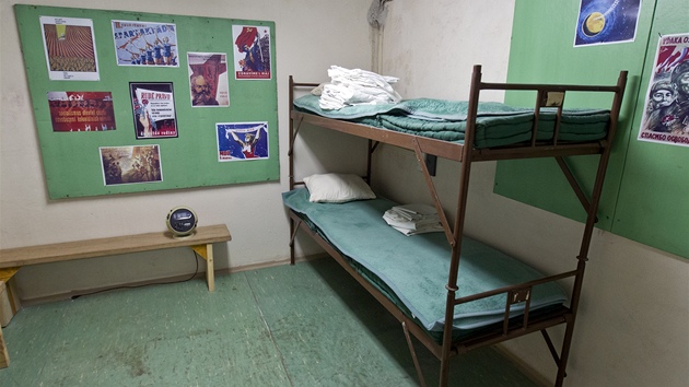 Ochranu proti biologick�m a radioaktivn�m aerosol�m zde zaji��ovalo filtra�n�-ventila�n� za��zen�. 