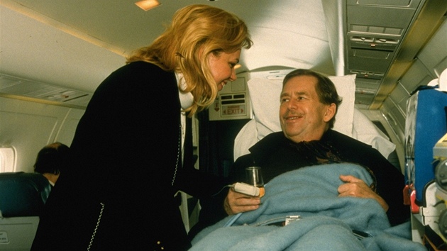 Dagmar Havlov a prezident Vclav Havel, kterho propustili z rakousk nemocnice (1998).