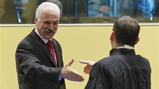 Bývalý bosenskosrbský policejní �éf Stojan �upljanin (vlevo) u soudu v Haagu.