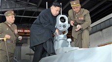 Severokorejský vdce Kim ong-un obdivuje poslední technické vymoenosti své...