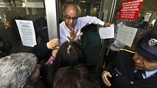 Zam�stnanec banky Laiki se sna�í uklidnit Kyp�any do�adující se svých pen�z