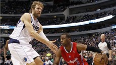 SOUBOJ HV�ZD. Chris Paul (vpravo) z Los Angeles Clippers a Dirk Nowitzki z