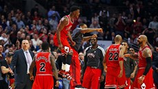 Basketbalisté Chicaga a jejich radost v souboji s Miami.