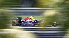 MEZI STROMY. Pilot stáje Red Bull Mark Webber jede kvalifikaci na Velkou cenu