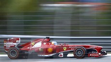 Pilot formule 1 Fernando Alonso jede kvalifikaci na Velkou cenu Malajsie.