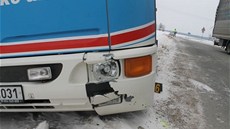 Na Blanensku havaroval autobus. �idi� za jízdy zkolaboval a na míst� zem�el.