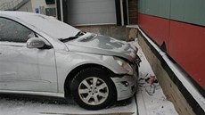 Pokus o út�k ozbrojeného mu�e v Brn� skon�il nárazem auta do st�ny.