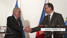 Milo Zeman a Petr Neas na tiskové konferenci po návtv jednání vlády.