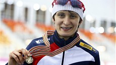 JE MOJE. Martina Sáblíková ukazuje zlatou medaili ze svtového ampionátu.