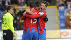 JE TAM! Plze�tí fotbalisté oslavují gól, který v pohárovém utkání vst�elili do