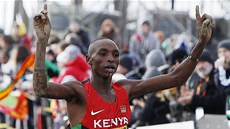 VÍT�Z. Devatenáctiletý Japhet Kipyegon Korir z Keni probíhá cílem závodu mu��