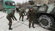Do boje s kalamitou v Kyjev vyrazila i obrnná vozidla.