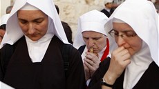 Katolické ádové sestry se modlí po píchodu procesí.