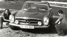 iroká boule na pední kapot prozrazuje prototyp SL z roku 1965 s osmiválcem o...