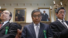 �éf japonské centrální banky Haruhiko Kuroda (uprost�ed) p�ed vystoupením v