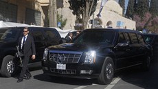 Jedna z Obamových limuzín, jak ji fotografové zachytili bhem návtvy