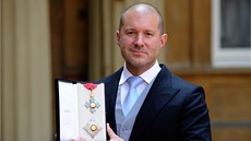 Sir Jonathan Ive pi pebran ocenn britskou krlovskou rodinou v