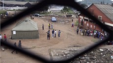 Zimbabwané v Harare �ekají p�ed hlasovací místnosti b�hem referenda o nové...