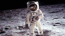 Astronaut Edwin E. Aldrin na povrchu Měsíce během mise Apollo 11 (21. července...