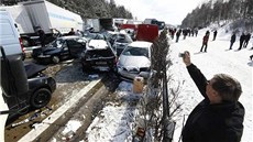 V hustém sněžení havarovalo na D1 přes dvě stě aut. Provoz na spojnici Prahy a...
