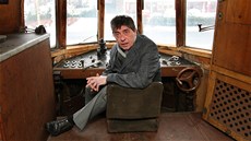 Slovenská strela p�ekonávala rychlostní rekordy, jen�e ve stá�í u� není pojízdná a ch�adne. Na míst� strojvedoucího �editel muzea Lumír Kaválek.