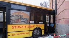 Autobus MHD projel parkem na Senováném námstí a narazil do poty. idi ml