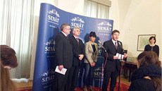 Senáto�i Milan �t�ch, Milo� Jane�ek a Alena Dernerová s �éfem �eské léka�ské