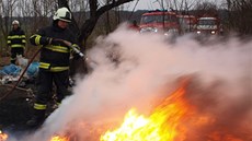 Požár skládky u Skřivan na Hradecku způsobil bezdomovec. (25. 3. 2013)