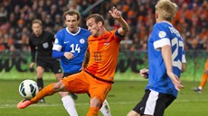 Nizozemský zálo�ník Wesley Sneijder nap�ahuje ke st�ele v kvalifika�ním utkání