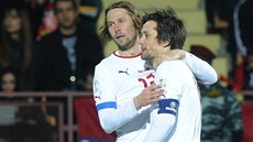 RADOST MAZÁKŮ Tomáš Rosický (vpravo) a Jaroslav Plašil se radují po vítězství