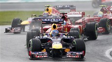 Sebastian Vettel pi Velké cen Malajsie vede pole jezdc na okruhu v Sepangu. 