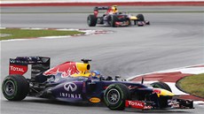 DOMINANCE RED BULLU. Sebastian Vettel vede při Velké ceně Malajsie před Markem