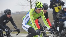 V DOBRÉ SPOLE�NOSTI. Slovenský cyklista Peter Sagan (v zeleném) vedle Toma