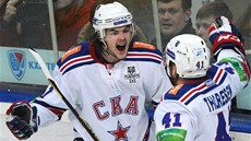 Viktor Tichonov a Patrick Thoresen se radují z gólu Petrohradu. 