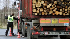 P�etí�ená auta na R6 odhalí dynamická váha u Transmotelu.