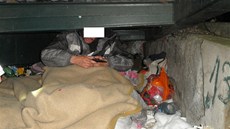 Bezdomovec v provizorním přístřešku U Ježíška v Plzni.
