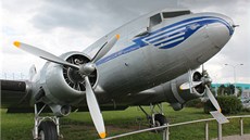 Letoun DC-3 "Dakota" v barvách SA na ruzyském letiti