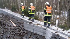 Po nehod kamionu u Dolního andova silnici zasypaly prázdné pivní lahve.