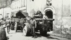 Americká armáda v kvtnu 1945 ped kostelem v Horním Slavkov.