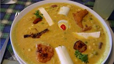 Ekvádorská velikononí polévka fanesca se pipravuje z 12 druh lutnin a...