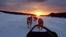 Jedeme do západu slunce - a to znamená, e u pkn mrzne.
