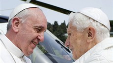 SPOLEN. Pape Frantiek se vítá se svým pedchdcem papeem Benediktem XVI. 