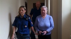 Eskorta vede sedmdesátiletou Marii Panskou k novému soudnímu jednání v Hradci