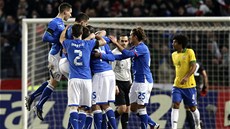 Ital�tí fotbalisté oslavují gól v p�átelském utkání s Brazílií.