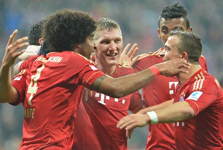 KANONÁDA. Fotbalisté Bayernu Mnichov se radují z jednoho z devíti gól, kterými