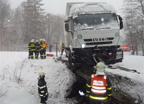 Hasii ráno museli na Opavsku vyprostit kamion, který uvázl na most.