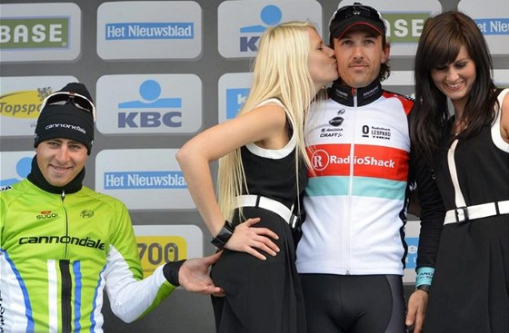 Vítz závodu Kolem Flander Fabio Cancellara obdrel od hostesky polibek. Peter