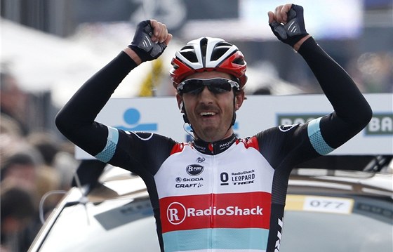 VÍTZ. Fabian Cancellara projídí cílem závodu Kolem Flander.