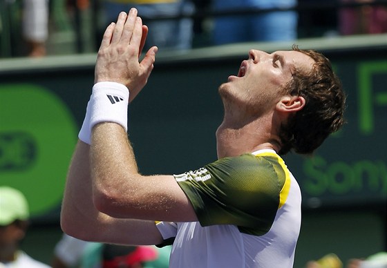 JO! Andy Murray po vítzství na turnaji v Miami. Ve finále zdolal Davida