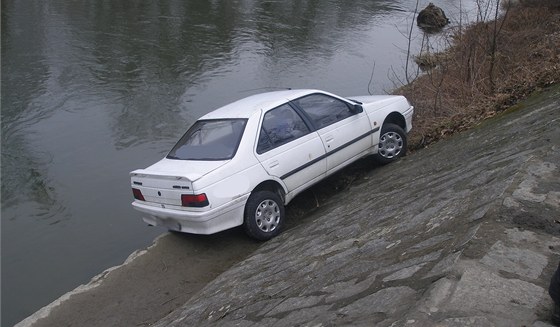 Ptadvacetiletá idika upoutala v Ostrav svým podivným parkováním. patn